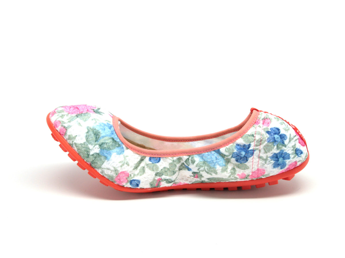 Women&#39;s Ballet in White