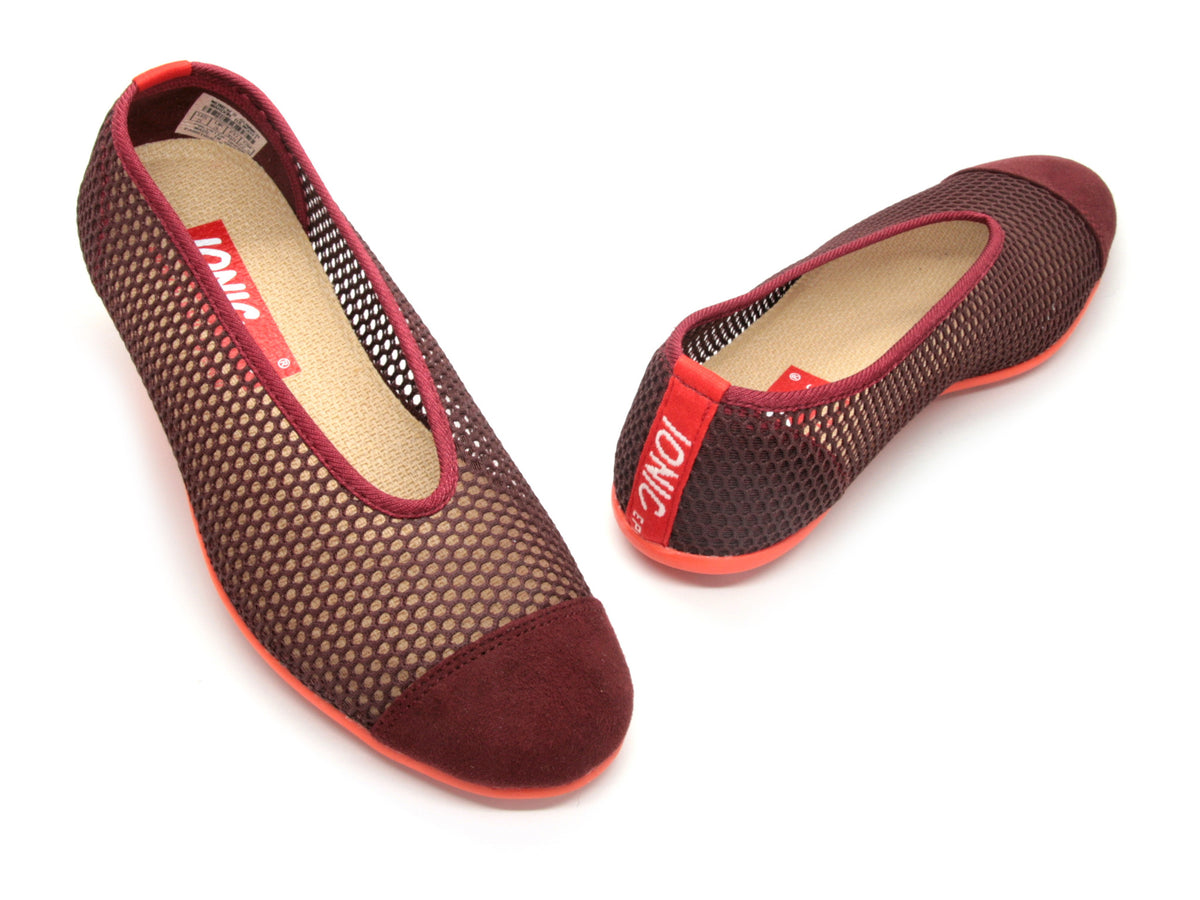 Women&#39;s Summer in Maroon