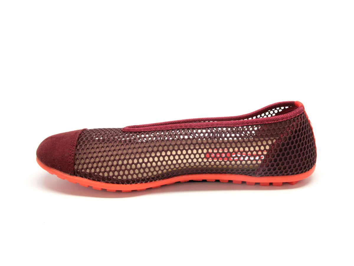 Women&#39;s Summer in Maroon